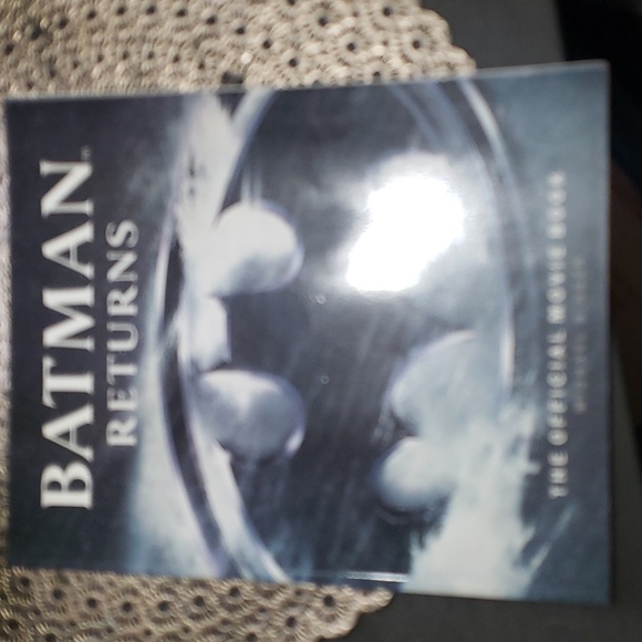 Batman Animated and Bajan Returns Movie Book - Picture 4 of 5